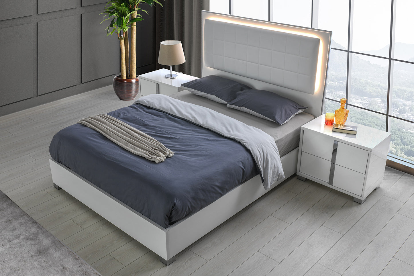 J&M Furniture Giulia Queen Bed in White