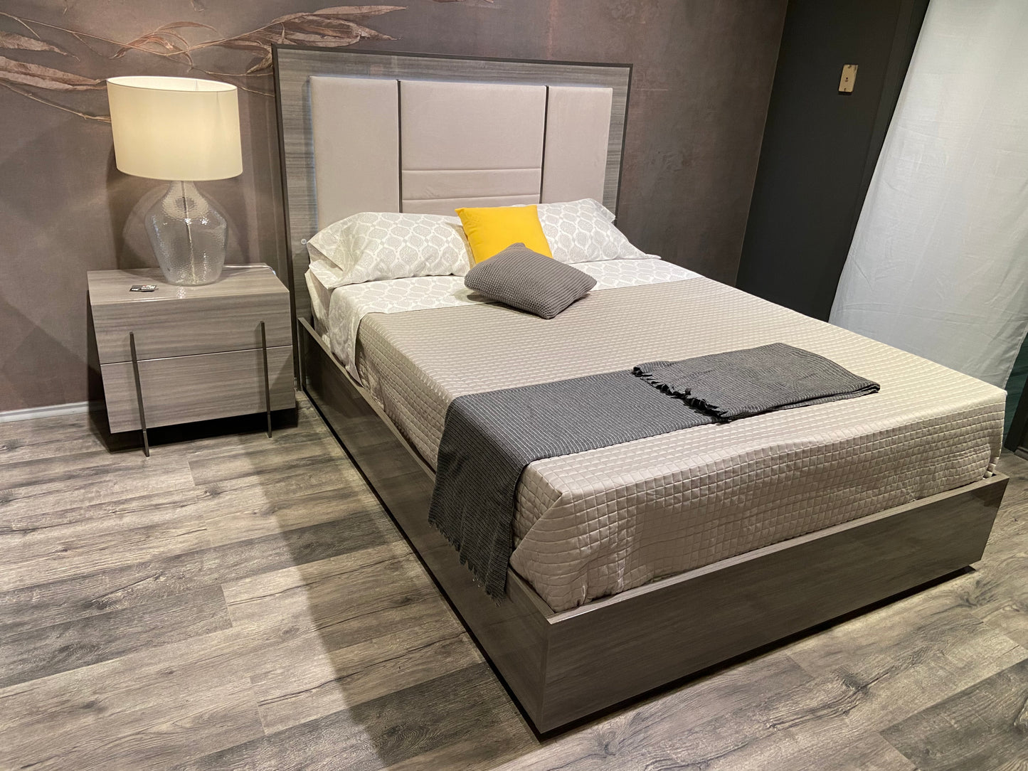 J&M Furniture Blade Premium Queen Bed in Light Moon Grey