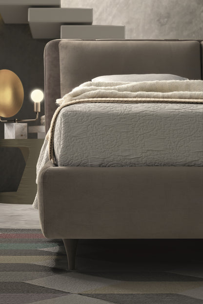 J&M Furniture Cortina Queen Bed