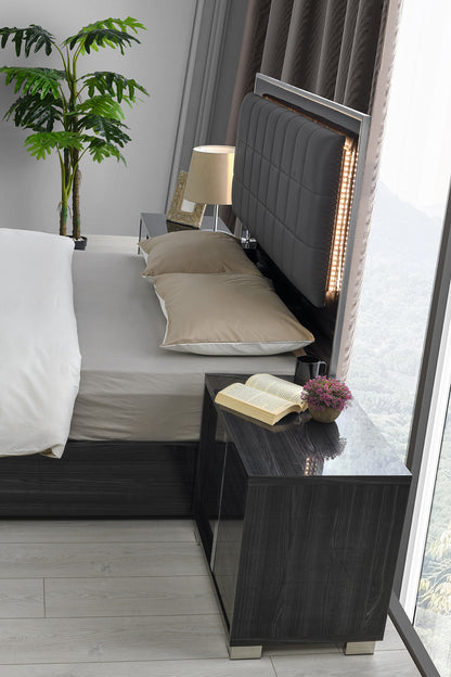 J&M Furniture Giulia King Bed in Glossy Gray