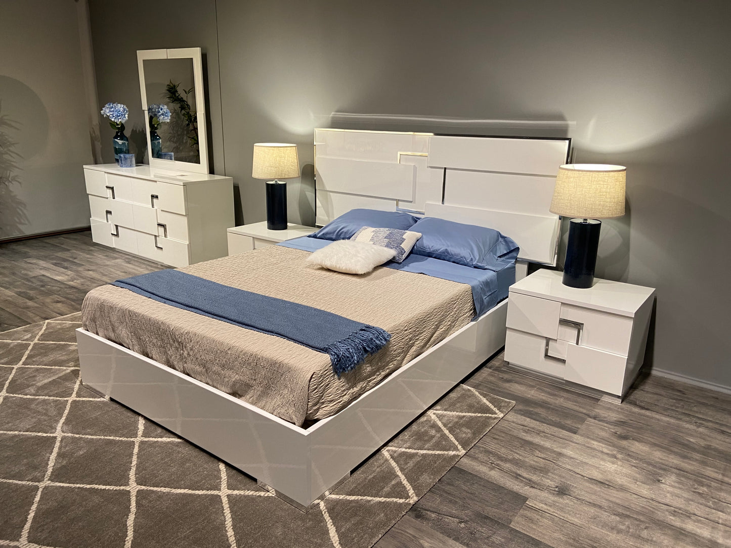 J&M Furniture Infinity Premium King Bed in Bianco Lucido