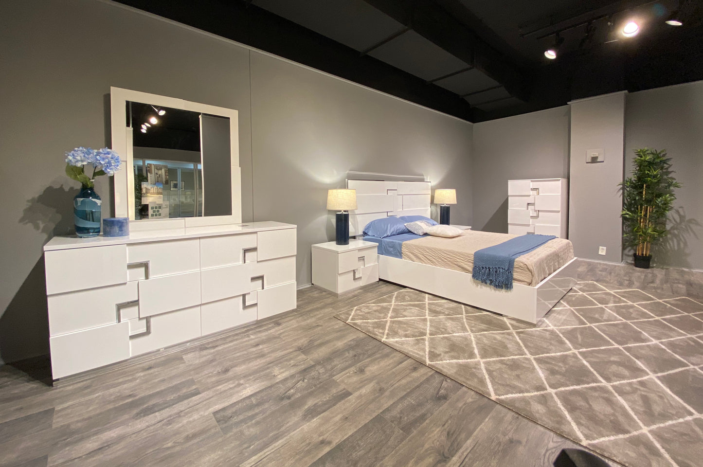 J&M Furniture Infinity Premium King Bed in Bianco Lucido